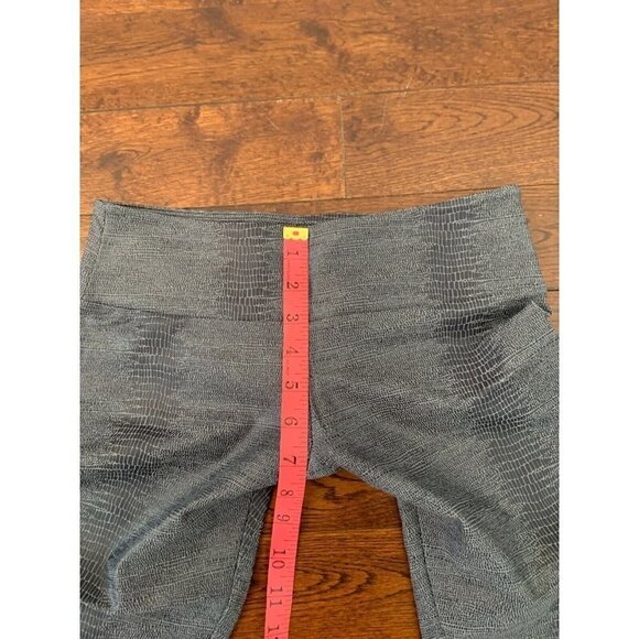 ONZIE Yoga Size S/M Cropped Leggings Crops Charcoal Snake Athleisure Gym Run - Picture 9 of 9
